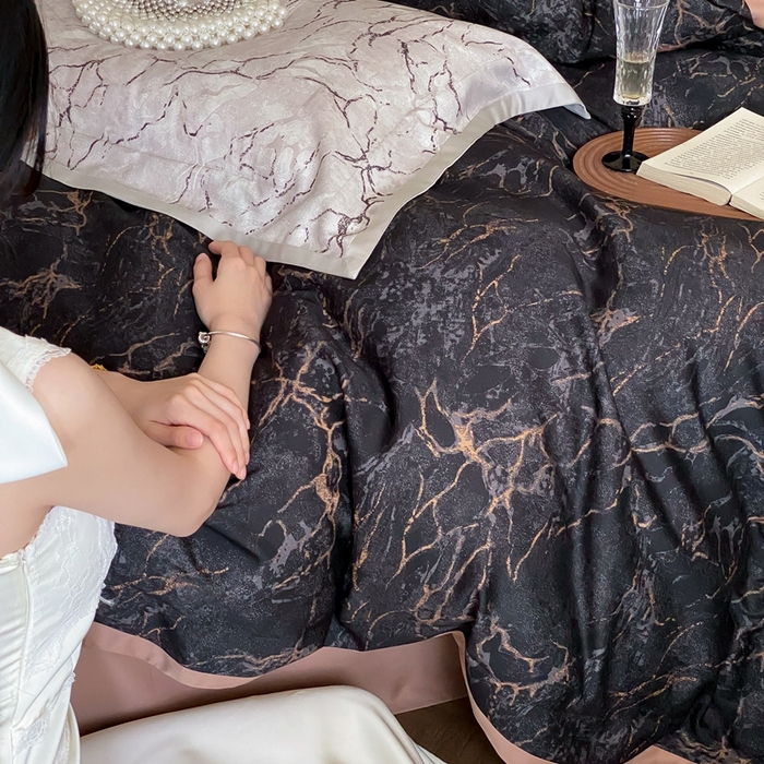 91家纺网 家纺一手货源 找家纺 赫帛 2024新款60s数码印花天丝棉磨毛四件套-卡布里 卡布里-宇宙黑