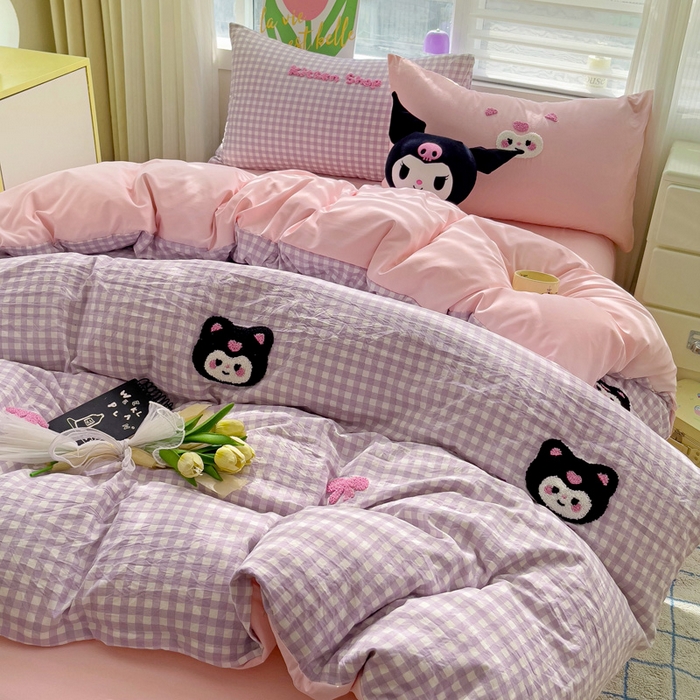 91家纺网 家纺一手货源 找家纺 罗亿家纺 2025新款格子卡通云朵棉毛巾绣四件套场景二（提供买家秀） 甜酷小库洛