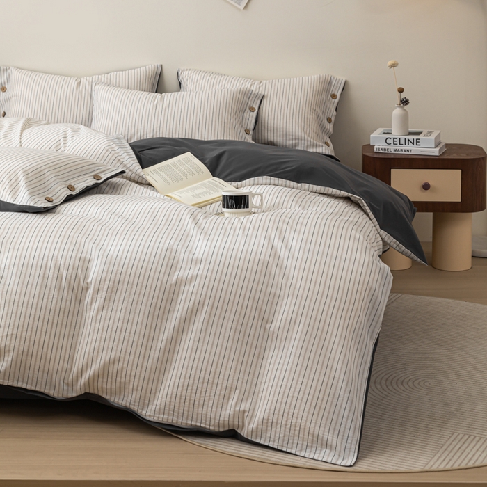 91家纺网 家纺一手货源 找家纺 （总）简宜家居（朝初家纺） 2025新款11月色织小提花简约条纹水洗棉纽扣四件套