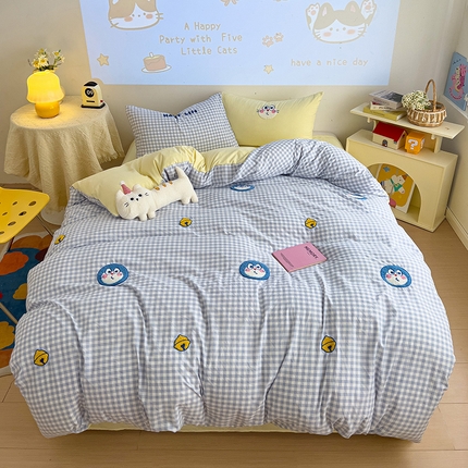 91家纺网 家纺一手货源 找家纺 罗亿家纺 2025新款格子卡通云朵棉毛巾绣四件套场景一（提供买家秀） 小蓝叮当