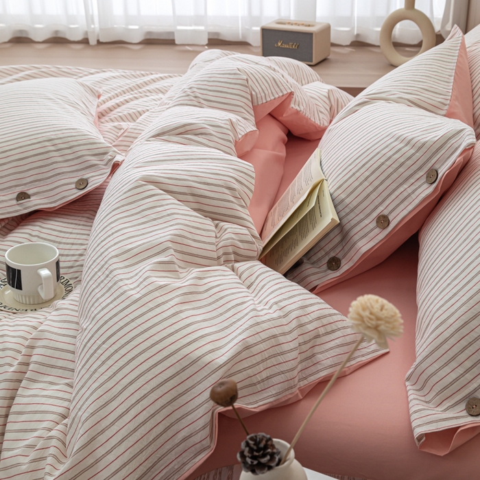 91家纺网 家纺一手货源 找家纺 简宜家居（朝初家纺） 2025新款11月色织小提花简约条纹水洗棉纽扣四件套 粉灰条