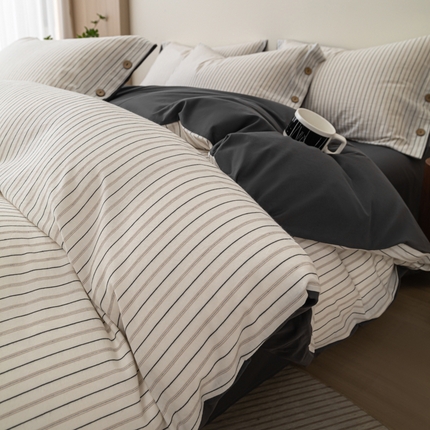 91家纺网 家纺一手货源 找家纺 简宜家居（朝初家纺） 2025新款11月色织小提花简约条纹水洗棉纽扣四件套 黑灰条