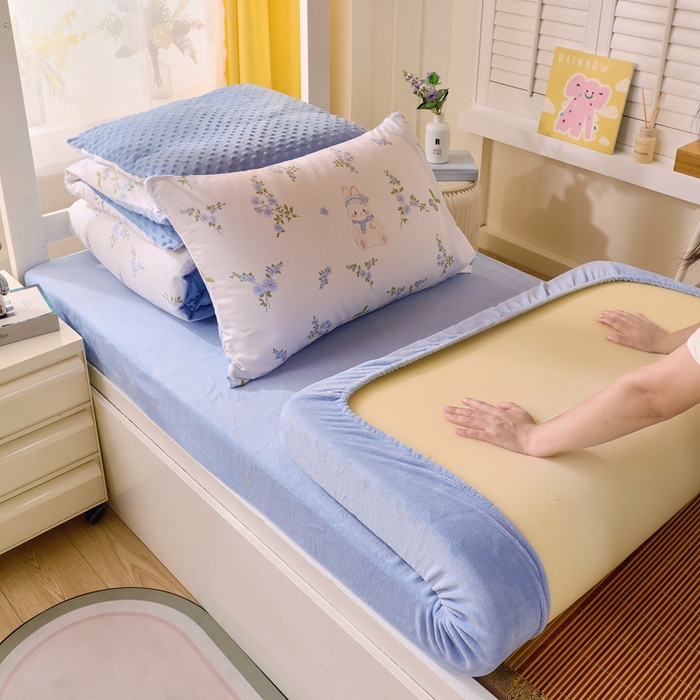 91家纺网 家纺一手货源 找家纺 金鑫汇家纺 2024新款棉加豆豆绒学生三件套 棉加豆豆绒-花丛兔