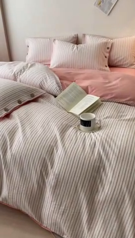 91家纺网 家纺一手货源 找家纺 简宜家居（朝初家纺） 2025新款11月色织小提花简约条纹水洗棉纽扣四件套 粉灰条