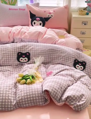 91家纺网 家纺一手货源 找家纺 罗亿家纺 2025新款格子卡通云朵棉毛巾绣四件套场景二（提供买家秀） 甜酷小库洛