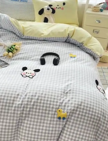 91家纺网 家纺一手货源 找家纺 罗亿家纺 2025新款格子卡通云朵棉毛巾绣四件套场景二（提供买家秀） 小狗冲浪鸭