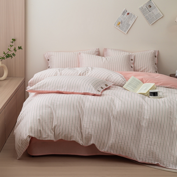 91家纺网 家纺一手货源 找家纺 简宜家居（朝初家纺） 2025新款11月色织小提花简约条纹水洗棉纽扣四件套 粉灰条