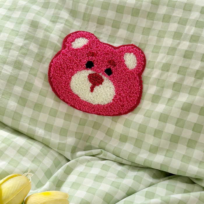 91家纺网 家纺一手货源 找家纺 罗亿家纺 2025新款格子卡通云朵棉毛巾绣四件套场景二（提供买家秀） 甜甜草莓熊