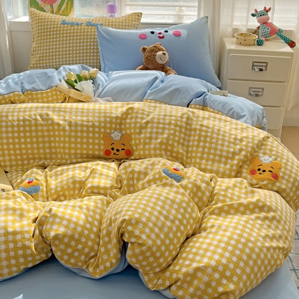罗亿家纺 2025新款格子卡通云朵棉毛巾绣四件套场景二（提供买家秀） 小熊做蛋糕