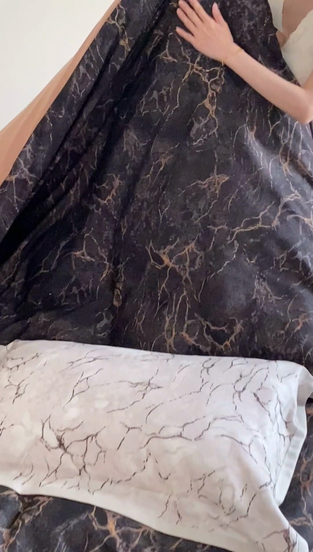 91家纺网 家纺一手货源 找家纺 赫帛 2024新款60s数码印花天丝棉磨毛四件套-卡布里 卡布里-宇宙黑