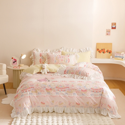 91家纺网 家纺一手货源 找家纺 罗亿家纺 2025新款洛丽塔云朵棉花边四件套场景二（提供买家秀） 小熊的礼物