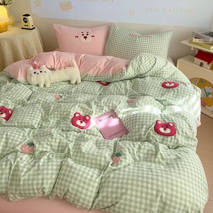 罗亿家纺 2025新款格子卡通云朵棉毛巾绣四件套场景一（提供买家秀） 甜甜草莓熊