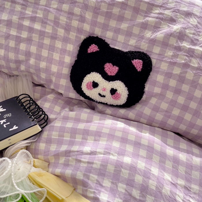 91家纺网 家纺一手货源 找家纺 罗亿家纺 2025新款格子卡通云朵棉毛巾绣四件套场景二（提供买家秀） 甜酷小库洛