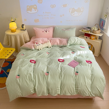 91家纺网 家纺一手货源 找家纺 罗亿家纺 2025新款格子卡通云朵棉毛巾绣四件套场景一（提供买家秀） 甜甜草莓熊