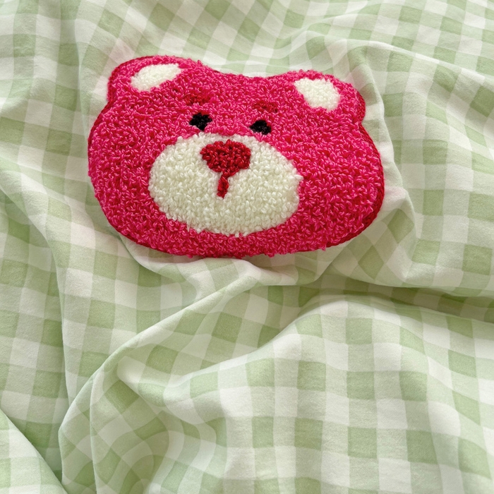 91家纺网 家纺一手货源 找家纺 罗亿家纺 2025新款格子卡通云朵棉毛巾绣四件套场景二（提供买家秀） 甜甜草莓熊