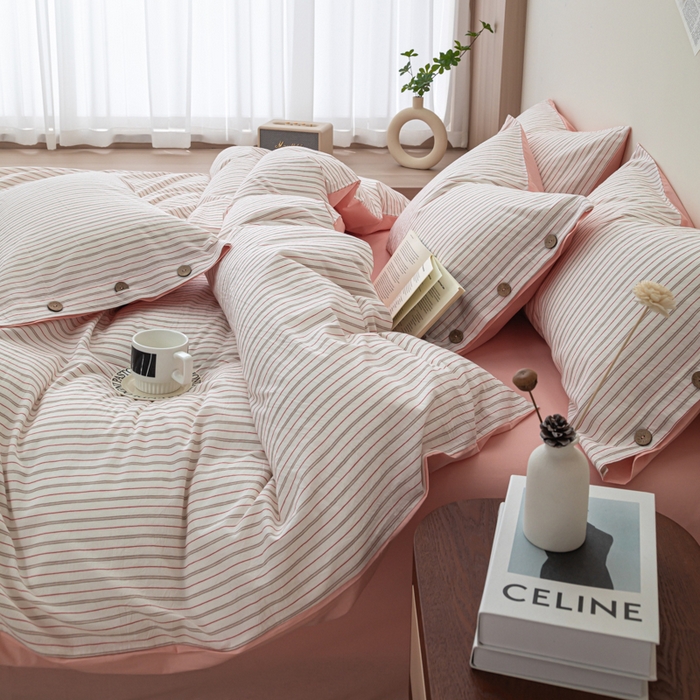 91家纺网 家纺一手货源 找家纺 简宜家居（朝初家纺） 2025新款11月色织小提花简约条纹水洗棉纽扣四件套 粉灰条