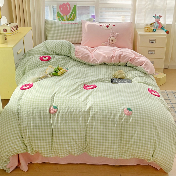 91家纺网 家纺一手货源 找家纺 罗亿家纺 2025新款格子卡通云朵棉毛巾绣四件套场景二（提供买家秀） 甜甜草莓熊