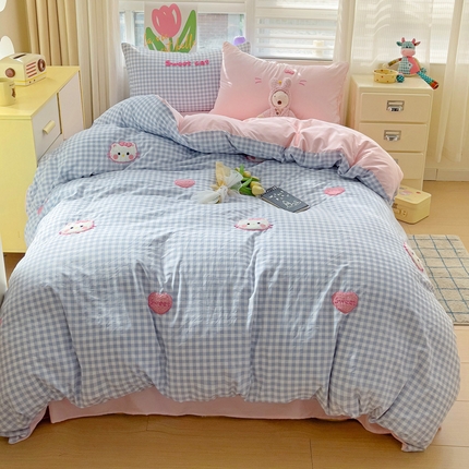 91家纺网 家纺一手货源 找家纺 （总）罗亿家纺 2025新款格子卡通云朵棉毛巾绣四件套场景二（提供买家秀）