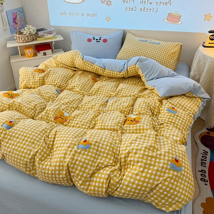 罗亿家纺 2025新款格子卡通云朵棉毛巾绣四件套场景一（提供买家秀） 小熊做蛋糕