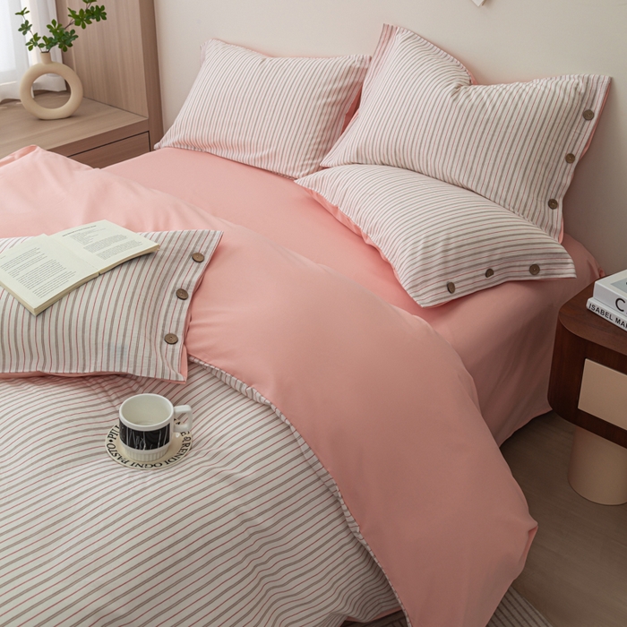 91家纺网 家纺一手货源 找家纺 简宜家居（朝初家纺） 2025新款11月色织小提花简约条纹水洗棉纽扣四件套 粉灰条