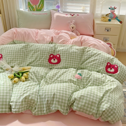 罗亿家纺 2025新款格子卡通云朵棉毛巾绣四件套场景二（提供买家秀） 甜甜草莓熊