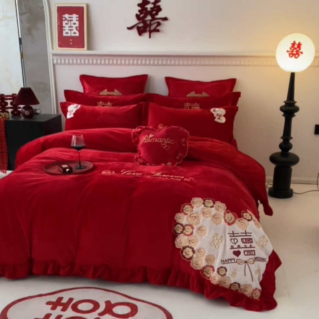 91家纺网 家纺一手货源 找家纺 用心 2025年新款牛奶绒宝宝绒花边贴布婚庆四件套多件套 大喜