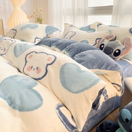 91家纺网 家纺一手货源 找家纺 权瑾家纺 小清新牛奶绒四件套 蓝心熊