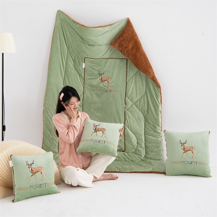 91家纺网 家纺一手货源 找家纺 翰轩家居 2024新款婴儿绒多功能抱枕被-一鹿有你 一鹿有你-抹茶绿
