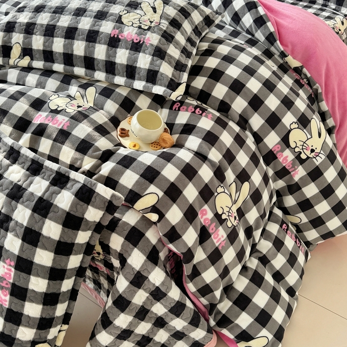 91家纺网 家纺一手货源 找家纺 添越家纺 2025新款简约款牛奶绒床盖四件套 格子小兔