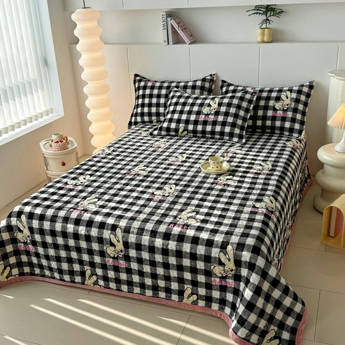 91家纺网 家纺一手货源 找家纺 添越家纺 2025新款简约款牛奶绒床盖四件套 格子小兔