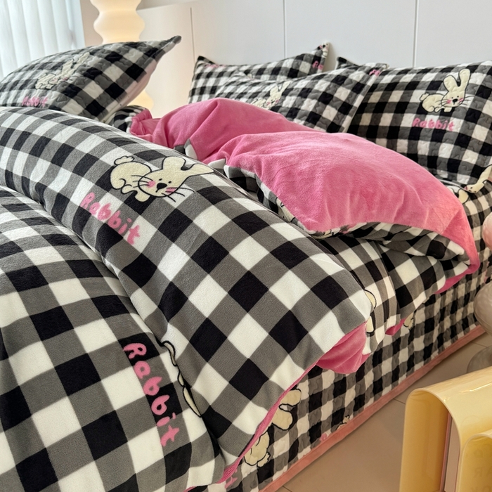 91家纺网 家纺一手货源 找家纺 添越家纺 2025新款简约款牛奶绒床盖四件套 格子小兔