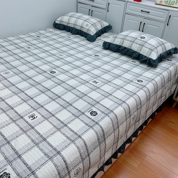 91家纺网 家纺一手货源 找家纺 暖居 2024新款纯棉绗缝夹棉榻榻米支持定制防滑全棉印花小碎花农村大炕盖三件套系列 小香格子