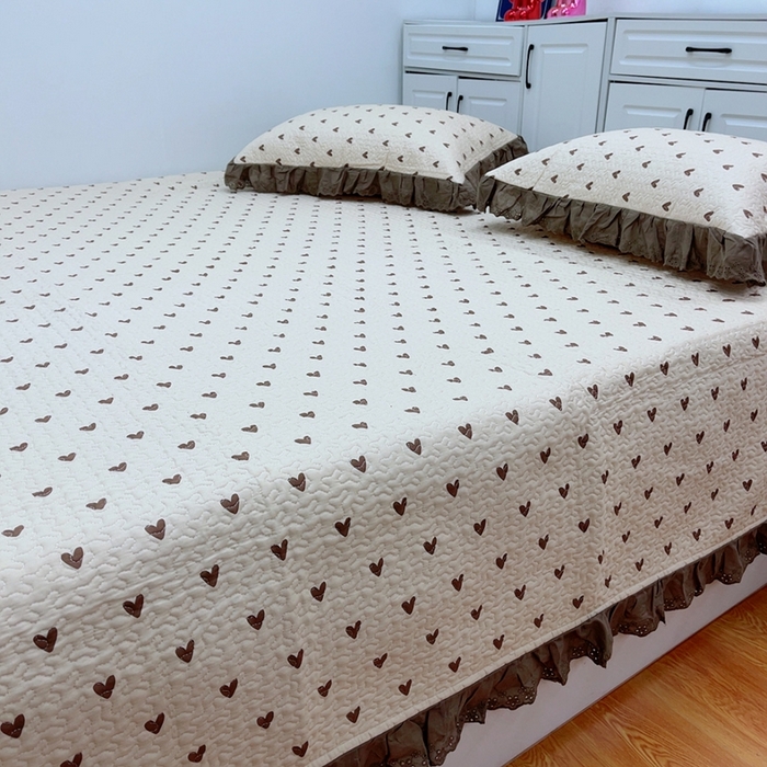 91家纺网 家纺一手货源 找家纺 暖居 2024新款纯棉绗缝夹棉榻榻米支持定制防滑全棉印花小碎花农村大炕盖三件套系列 爱心卡