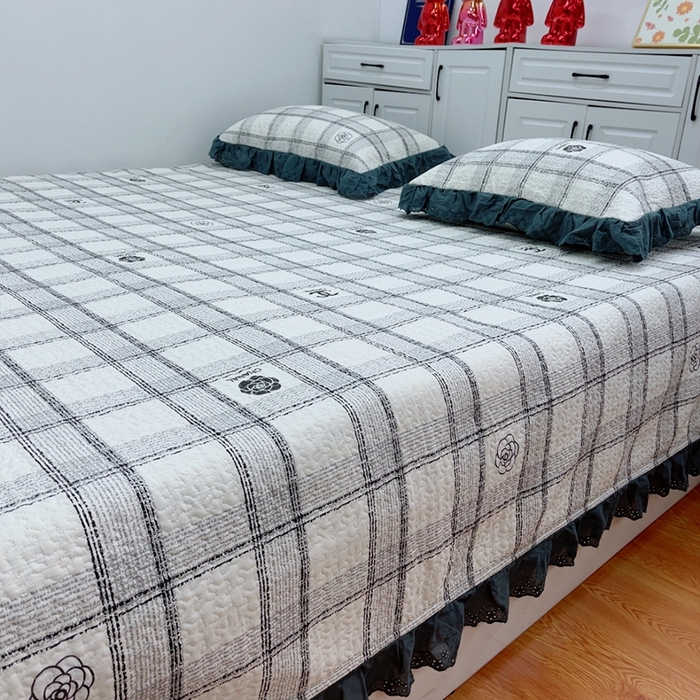 91家纺网 家纺一手货源 找家纺 暖居 2024新款纯棉绗缝夹棉榻榻米支持定制防滑全棉印花小碎花农村大炕盖三件套系列 小香格子