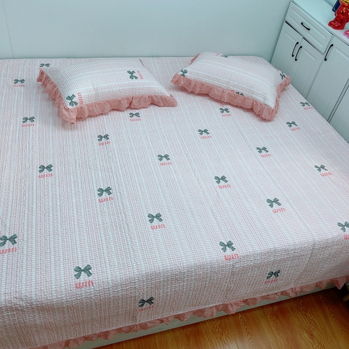 91家纺网 家纺一手货源 找家纺 暖居 2024新款纯棉绗缝夹棉榻榻米支持定制防滑全棉印花小碎花农村大炕盖三件套系列 蝴蝶结粉色