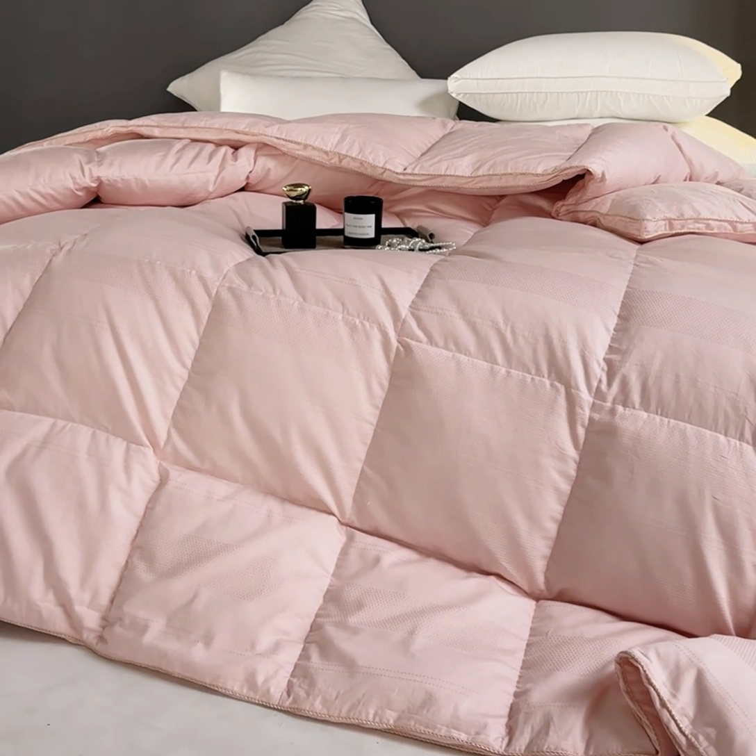 91家纺网 家纺一手货源 找家纺 御眠纺羽绒被壳 厂家直销双层全棉提花羽绒被壳自充绒淘宝京东双层防绒羽绒被壳 南西粉