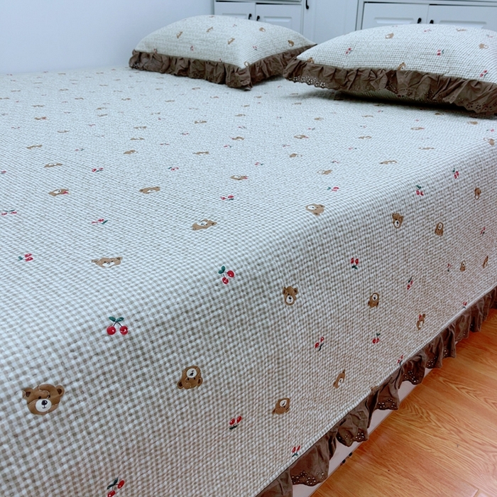 91家纺网 家纺一手货源 找家纺 暖居 2024新款纯棉绗缝夹棉榻榻米支持定制防滑全棉印花小碎花农村大炕盖三件套系列 熊头格子