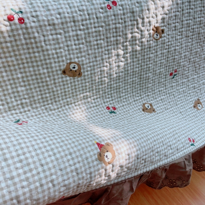 91家纺网 家纺一手货源 找家纺 暖居 2024新款纯棉绗缝夹棉榻榻米支持定制防滑全棉印花小碎花农村大炕盖三件套系列 熊头格子