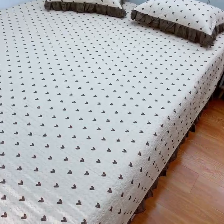 91家纺网 家纺一手货源 找家纺 暖居 2024新款纯棉绗缝夹棉榻榻米支持定制防滑全棉印花小碎花农村大炕盖三件套系列 爱心卡