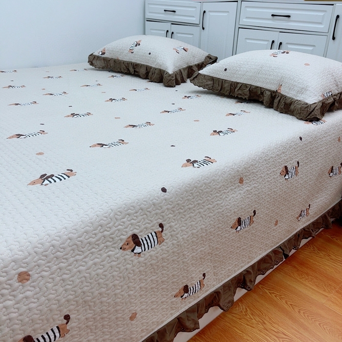 91家纺网 家纺一手货源 找家纺 暖居 2024新款纯棉绗缝夹棉榻榻米支持定制防滑全棉印花小碎花农村大炕盖三件套系列 拉拉狗