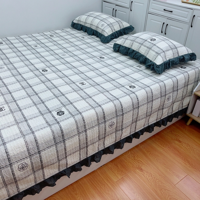 91家纺网 家纺一手货源 找家纺 暖居 2024新款纯棉绗缝夹棉榻榻米支持定制防滑全棉印花小碎花农村大炕盖三件套系列 小香格子