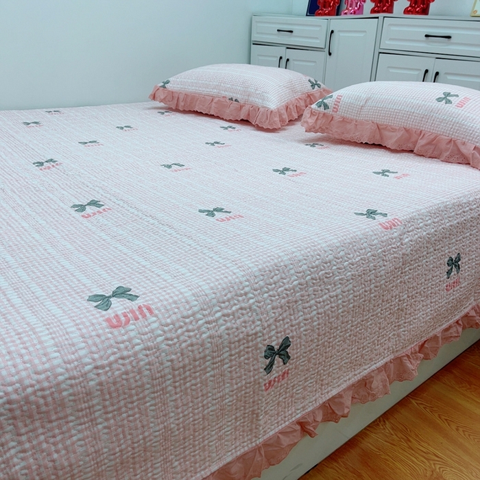 91家纺网 家纺一手货源 找家纺 暖居 2024新款纯棉绗缝夹棉榻榻米支持定制防滑全棉印花小碎花农村大炕盖三件套系列 蝴蝶结粉色