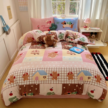 91家纺网 家纺一手货源 找家纺 2025新款A类数码印花圣诞新年限定款猫咪小熊加厚牛奶绒系列四件套 绒-圣诞乐园腊肠狗