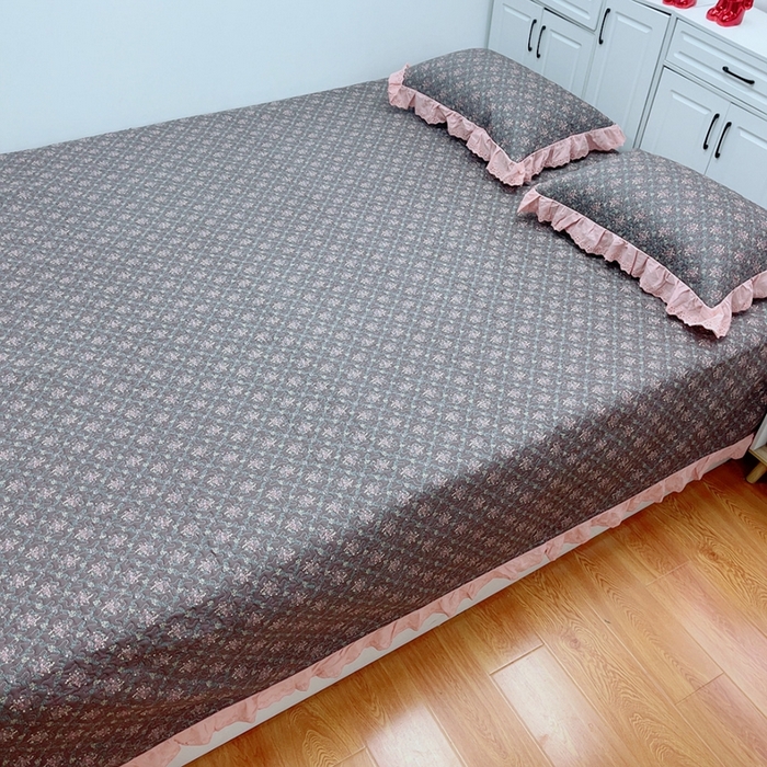 91家纺网 家纺一手货源 找家纺 暖居 2024新款纯棉绗缝夹棉榻榻米支持定制防滑全棉印花小碎花农村大炕盖三件套系列 知画