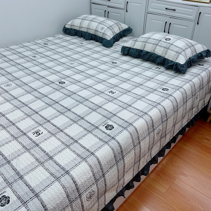 91家纺网 家纺一手货源 找家纺 暖居 2024新款纯棉绗缝夹棉榻榻米支持定制防滑全棉印花小碎花农村大炕盖三件套系列 小香格子