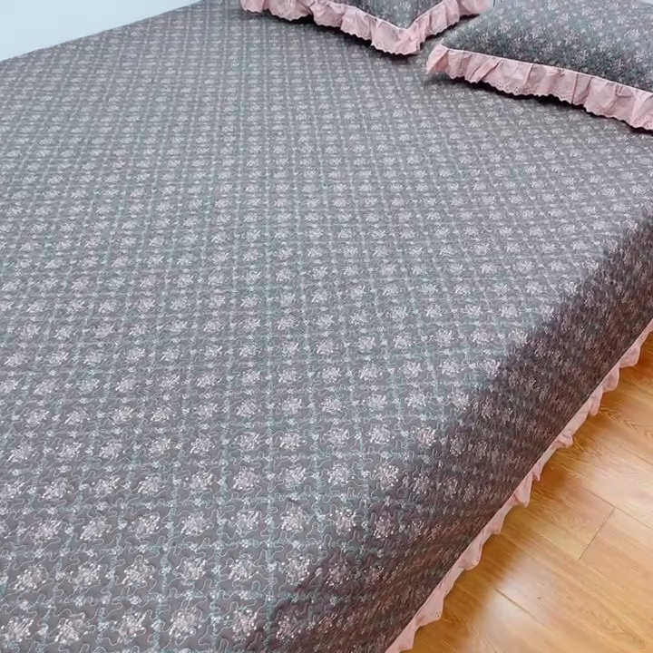 91家纺网 家纺一手货源 找家纺 暖居 2024新款纯棉绗缝夹棉榻榻米支持定制防滑全棉印花小碎花农村大炕盖三件套系列 知画