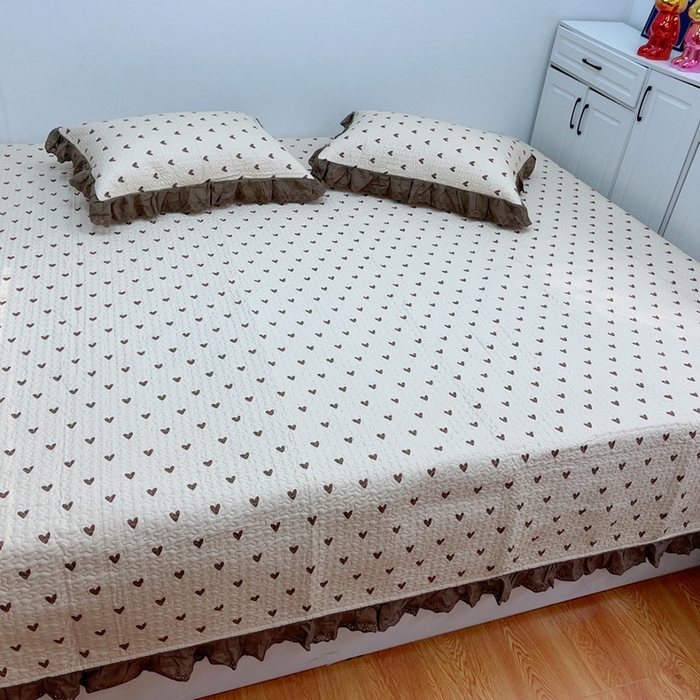 91家纺网 家纺一手货源 找家纺 暖居 2024新款纯棉绗缝夹棉榻榻米支持定制防滑全棉印花小碎花农村大炕盖三件套系列 爱心卡