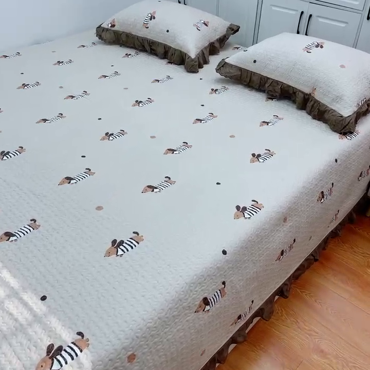 91家纺网 家纺一手货源 找家纺 暖居 2024新款纯棉绗缝夹棉榻榻米支持定制防滑全棉印花小碎花农村大炕盖三件套系列 拉拉狗