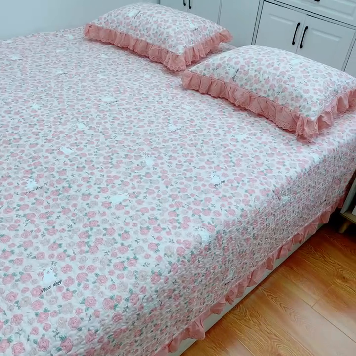 91家纺网 家纺一手货源 找家纺 暖居 2024新款纯棉绗缝夹棉榻榻米支持定制防滑全棉印花小碎花农村大炕盖三件套系列 爱情故事