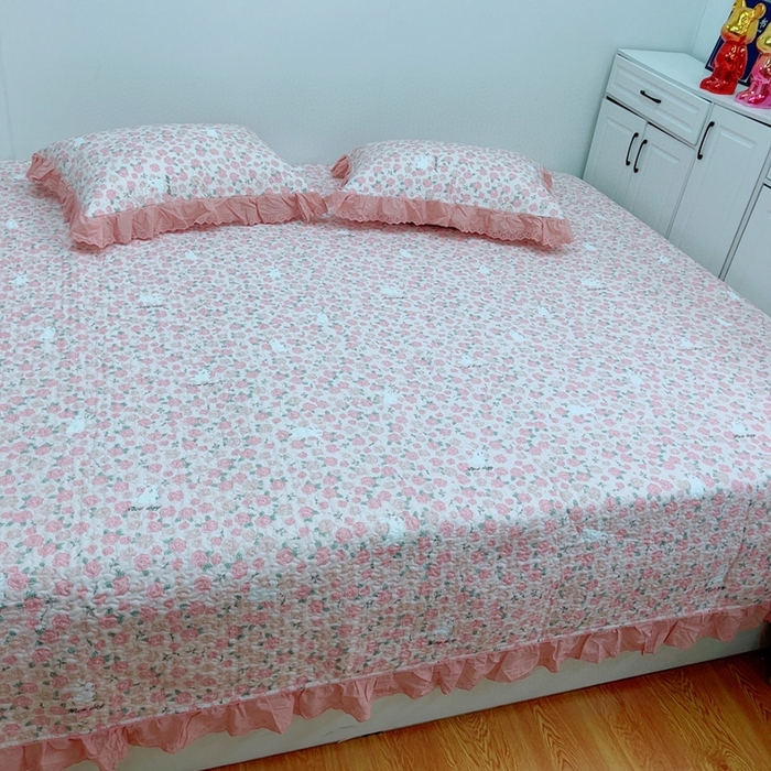 91家纺网 家纺一手货源 找家纺 暖居 2024新款纯棉绗缝夹棉榻榻米支持定制防滑全棉印花小碎花农村大炕盖三件套系列 爱情故事